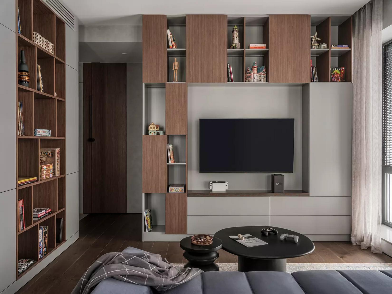 Sok polcot és szekrényt kért a fiatal férfi új otthonának berendezésében - 58m2