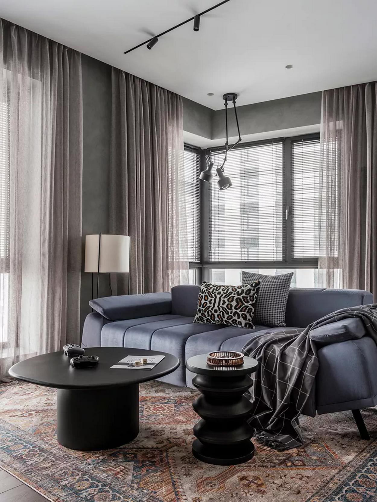 Sok polcot és szekrényt kért a fiatal férfi új otthonának berendezésében - 58m2