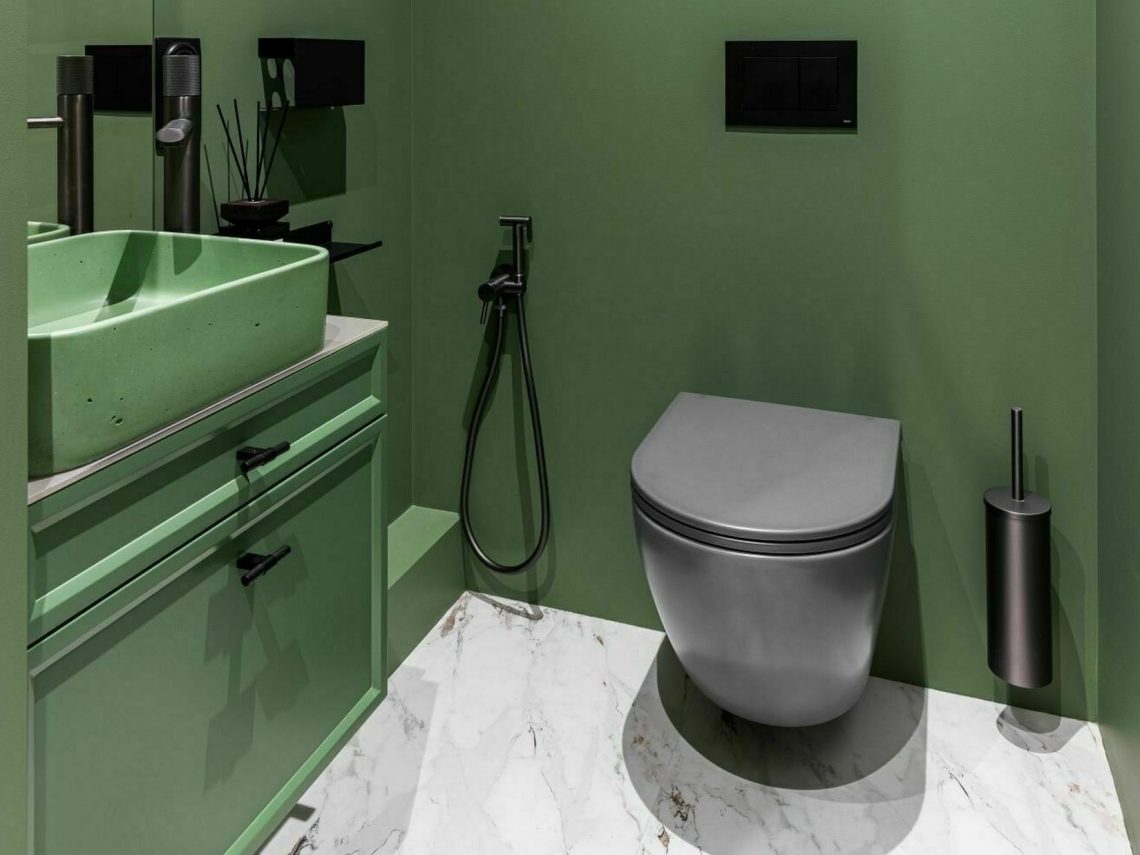 Színes dekoráció a WC-ben – kis alapterület, karakteres színvilág