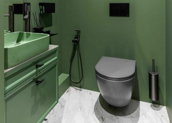 Színes dekoráció a WC-ben – kis alapterület, karakteres színvilág