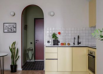 Anyukájának rendezte be a lakást a férfi - színes terek, egyszerű megoldások 45m2-en