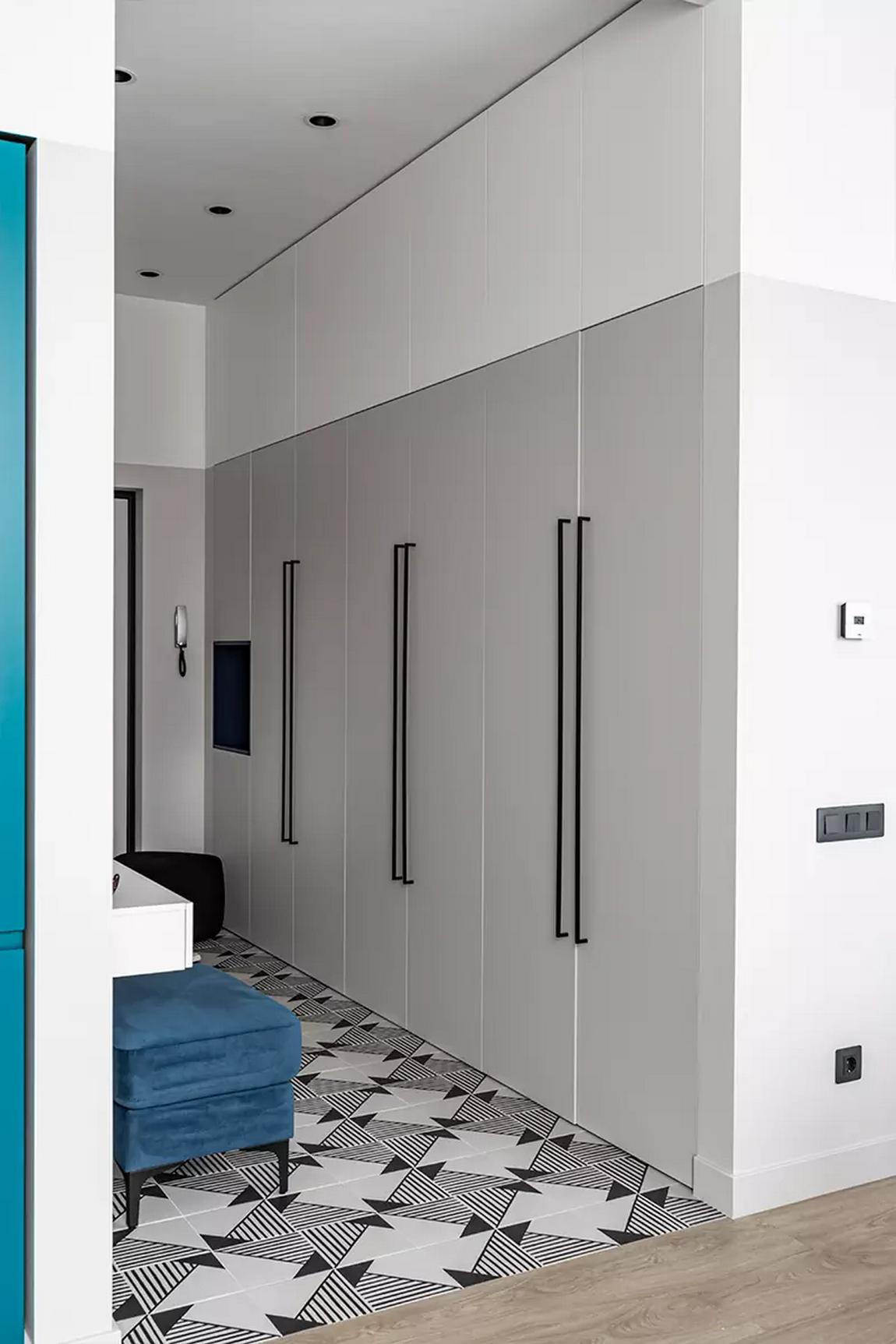 Tetőtéri kislakás modern berendezése: smaragdzöld konyha és borvörös részletek Tetőtéri kislakás modern berendezése: smaragdzöld konyha és borvörös részletek