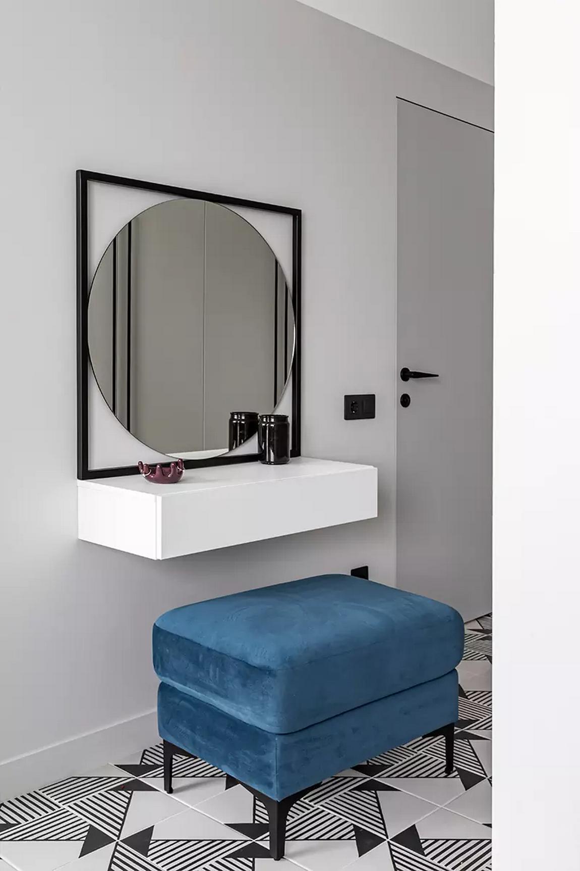 Tetőtéri kislakás modern berendezése: smaragdzöld konyha és borvörös részletek Tetőtéri kislakás modern berendezése: smaragdzöld konyha és borvörös részletek