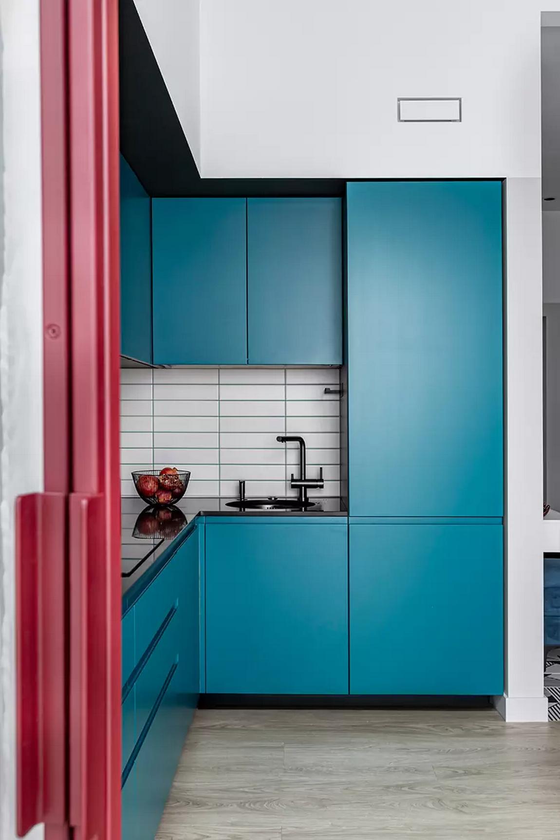 Tetőtéri kislakás modern berendezése: smaragdzöld konyha és borvörös részletek Tetőtéri kislakás modern berendezése: smaragdzöld konyha és borvörös részletek