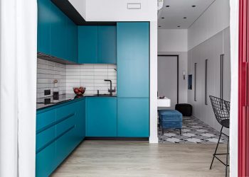 Tetőtéri kislakás modern berendezése: smaragdzöld konyha és borvörös részletek