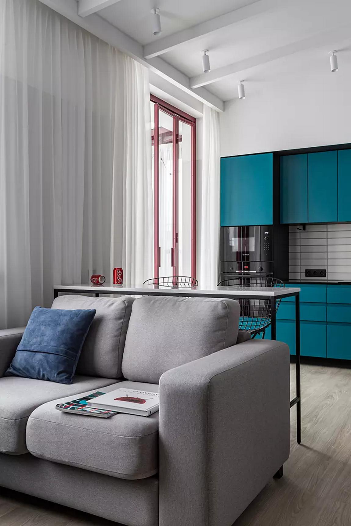 Tetőtéri kislakás modern berendezése: smaragdzöld konyha és borvörös részletek Tetőtéri kislakás modern berendezése: smaragdzöld konyha és borvörös részletek