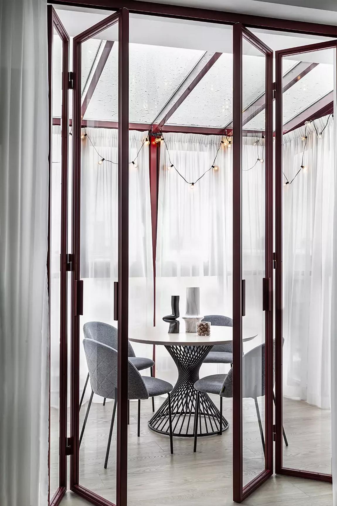 Tetőtéri kislakás modern berendezése: smaragdzöld konyha és borvörös részletek Tetőtéri kislakás modern berendezése: smaragdzöld konyha és borvörös részletek