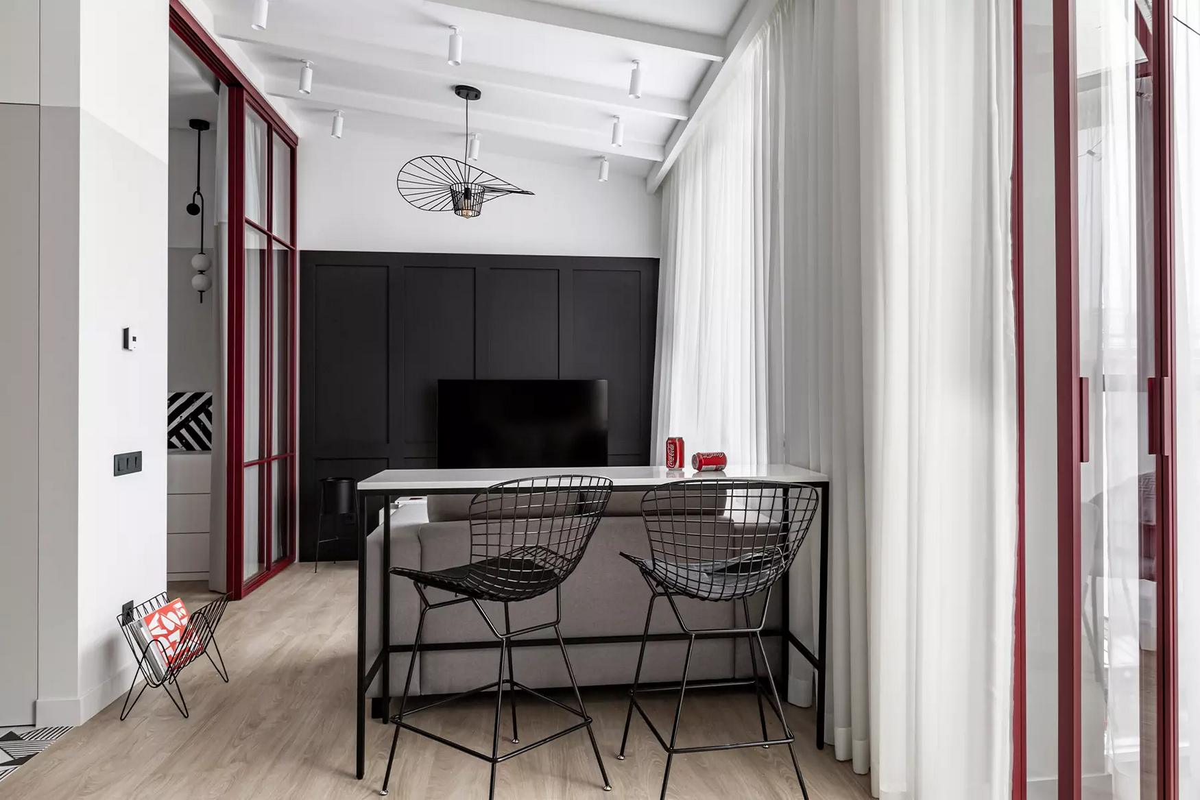 Tetőtéri kislakás modern berendezése: smaragdzöld konyha és borvörös részletek Tetőtéri kislakás modern berendezése: smaragdzöld konyha és borvörös részletek