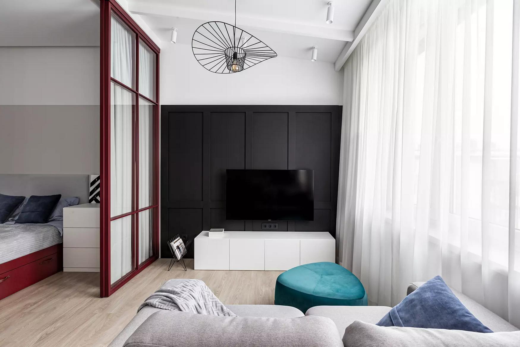 Tetőtéri kislakás modern berendezése: smaragdzöld konyha és borvörös részletek Tetőtéri kislakás modern berendezése: smaragdzöld konyha és borvörös részletek