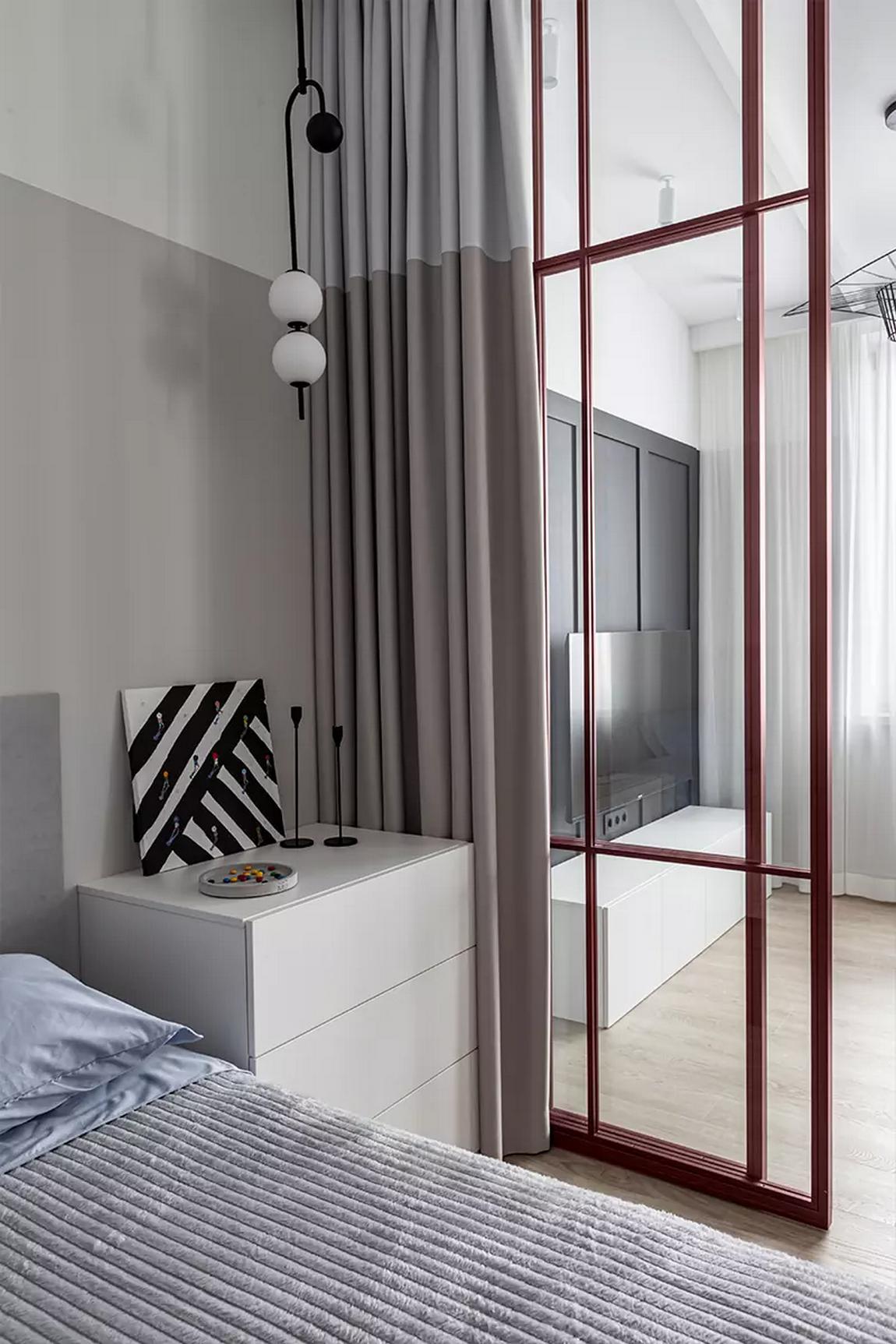 Tetőtéri kislakás modern berendezése: smaragdzöld konyha és borvörös részletek Tetőtéri kislakás modern berendezése: smaragdzöld konyha és borvörös részletek