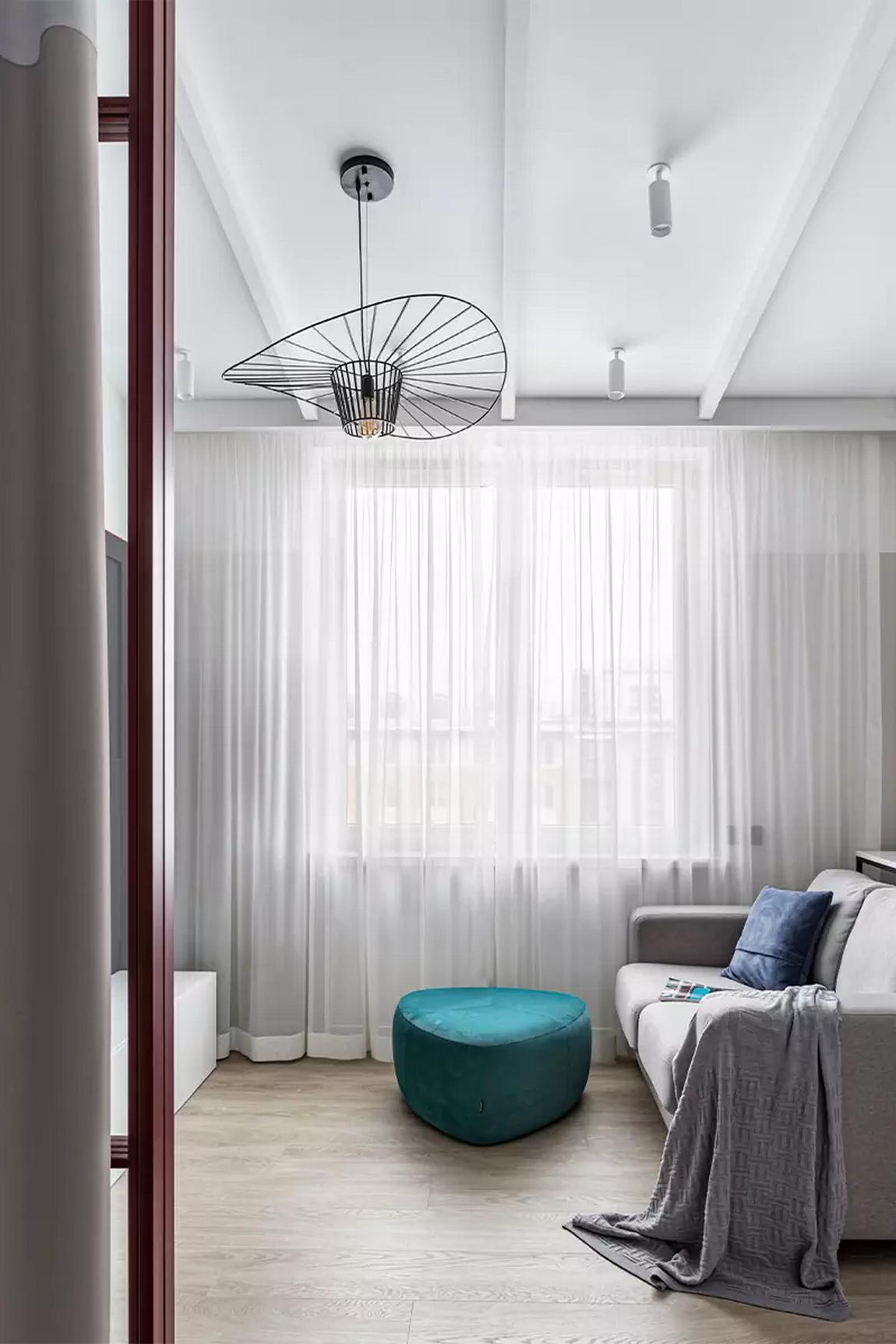 Tetőtéri kislakás modern berendezése: smaragdzöld konyha és borvörös részletek Tetőtéri kislakás modern berendezése: smaragdzöld konyha és borvörös részletek