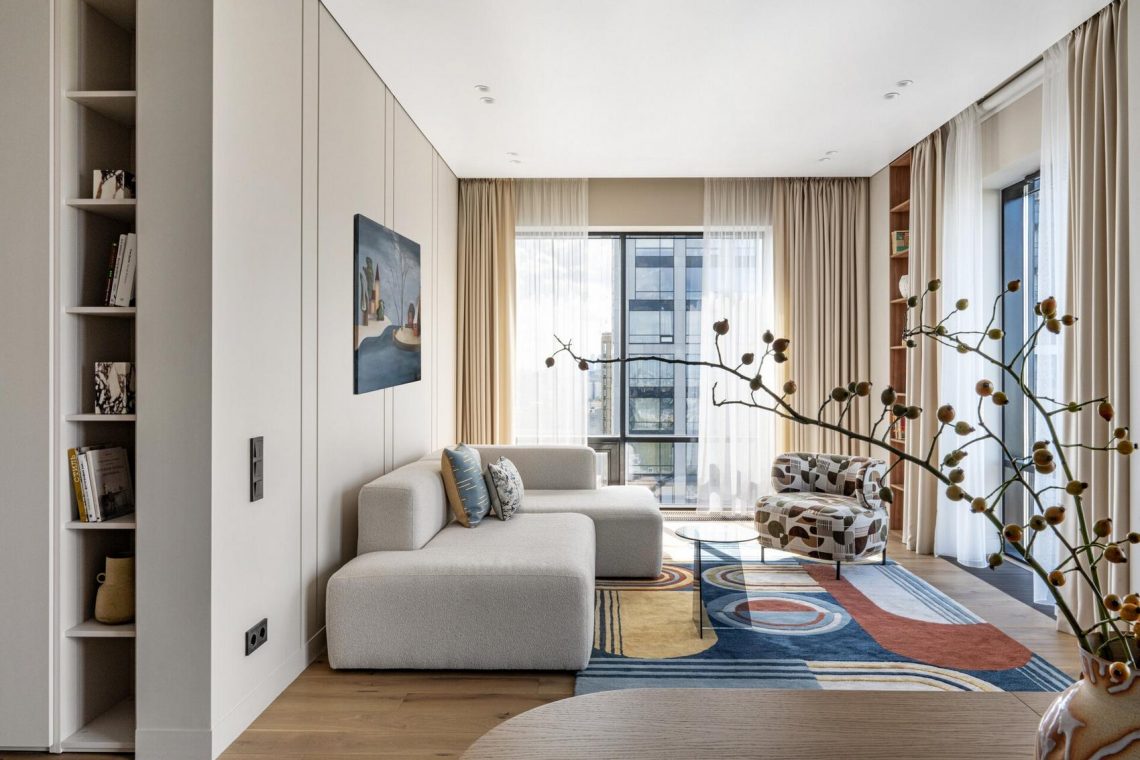 Új építésű lakás panorámaablakokkal, letisztult berendezéssel, világos színpalettával