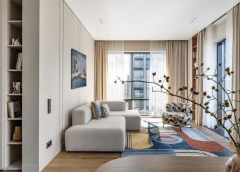 Új építésű lakás panorámaablakokkal, letisztult berendezéssel, világos színpalettával