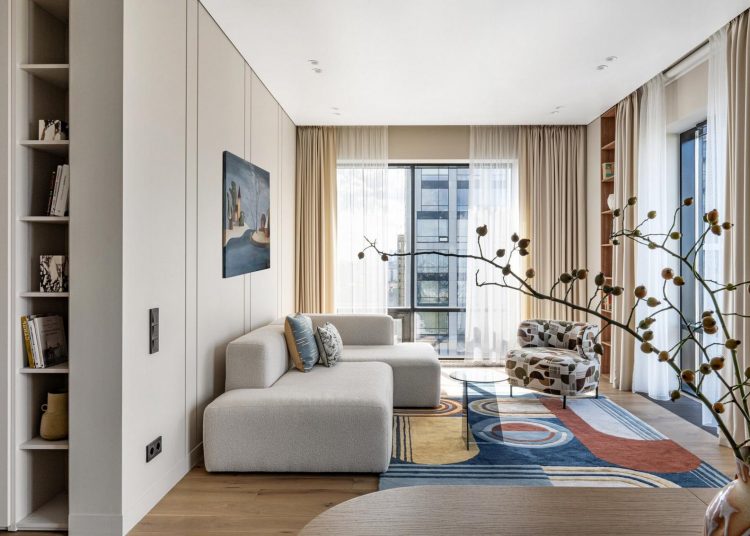 Új építésű lakás panorámaablakokkal, letisztult berendezéssel, világos színpalettával