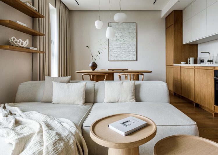 Világos színpaletta meleg fa felületekkel egy japandi stílusú lakásban