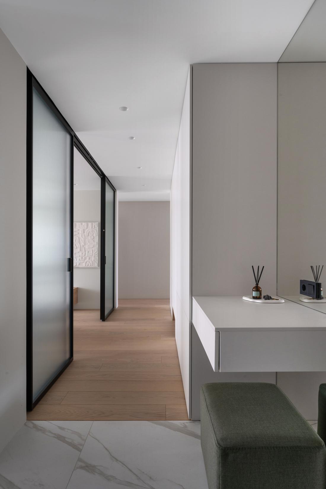 Vizuális zajtól mentes kényelmes, minimalista tér: testvérpár modern otthona Vizuális zajtól mentes kényelmes, minimalista tér: testvérpár modern otthona