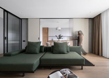 Vizuális zajtól mentes kényelmes, minimalista tér: testvérpár modern otthona