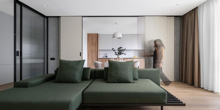 Vizuális zajtól mentes kényelmes, minimalista tér: testvérpár modern otthona