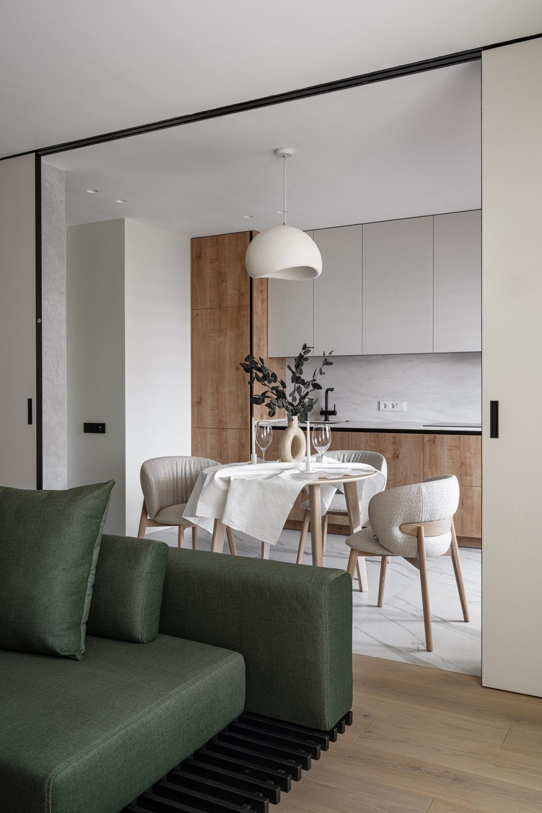 Vizuális zajtól mentes kényelmes, minimalista tér: testvérpár modern otthona Vizuális zajtól mentes kényelmes, minimalista tér: testvérpár modern otthona