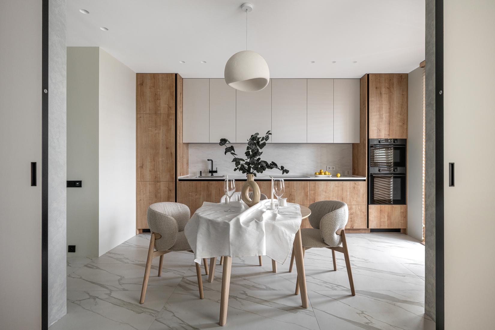 Vizuális zajtól mentes kényelmes, minimalista tér: testvérpár modern otthona Vizuális zajtól mentes kényelmes, minimalista tér: testvérpár modern otthona