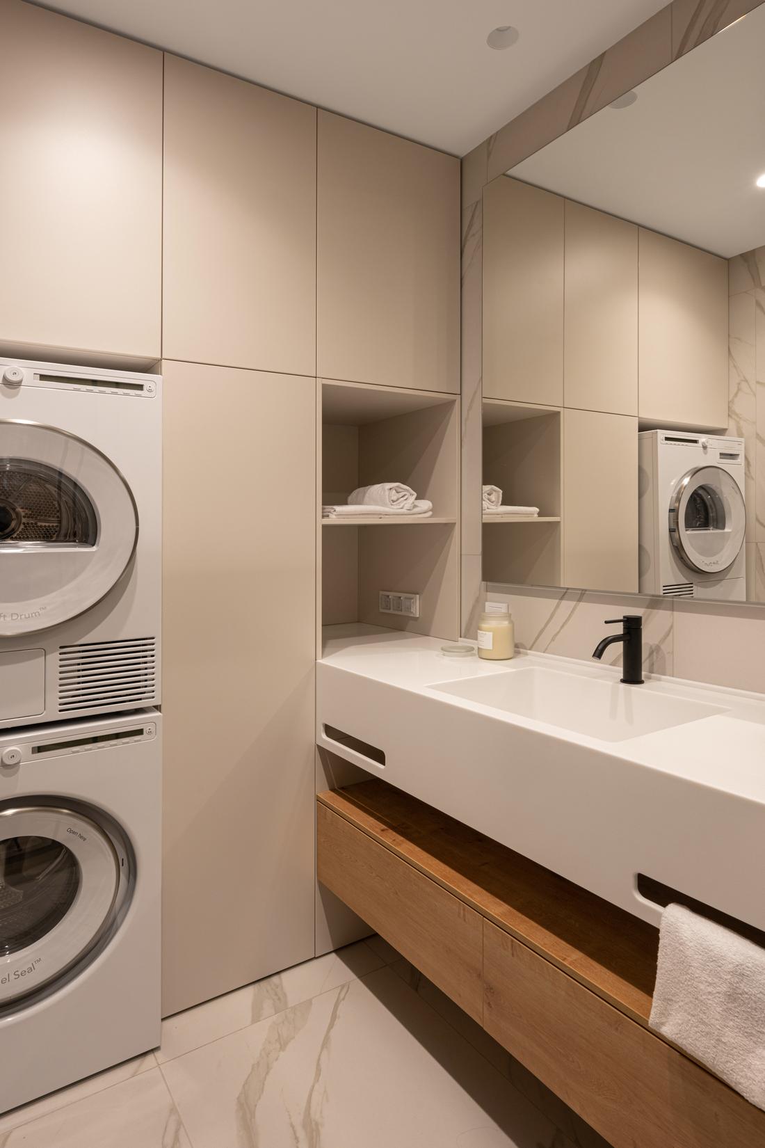 Vizuális zajtól mentes kényelmes, minimalista tér: testvérpár modern otthona Vizuális zajtól mentes kényelmes, minimalista tér: testvérpár modern otthona