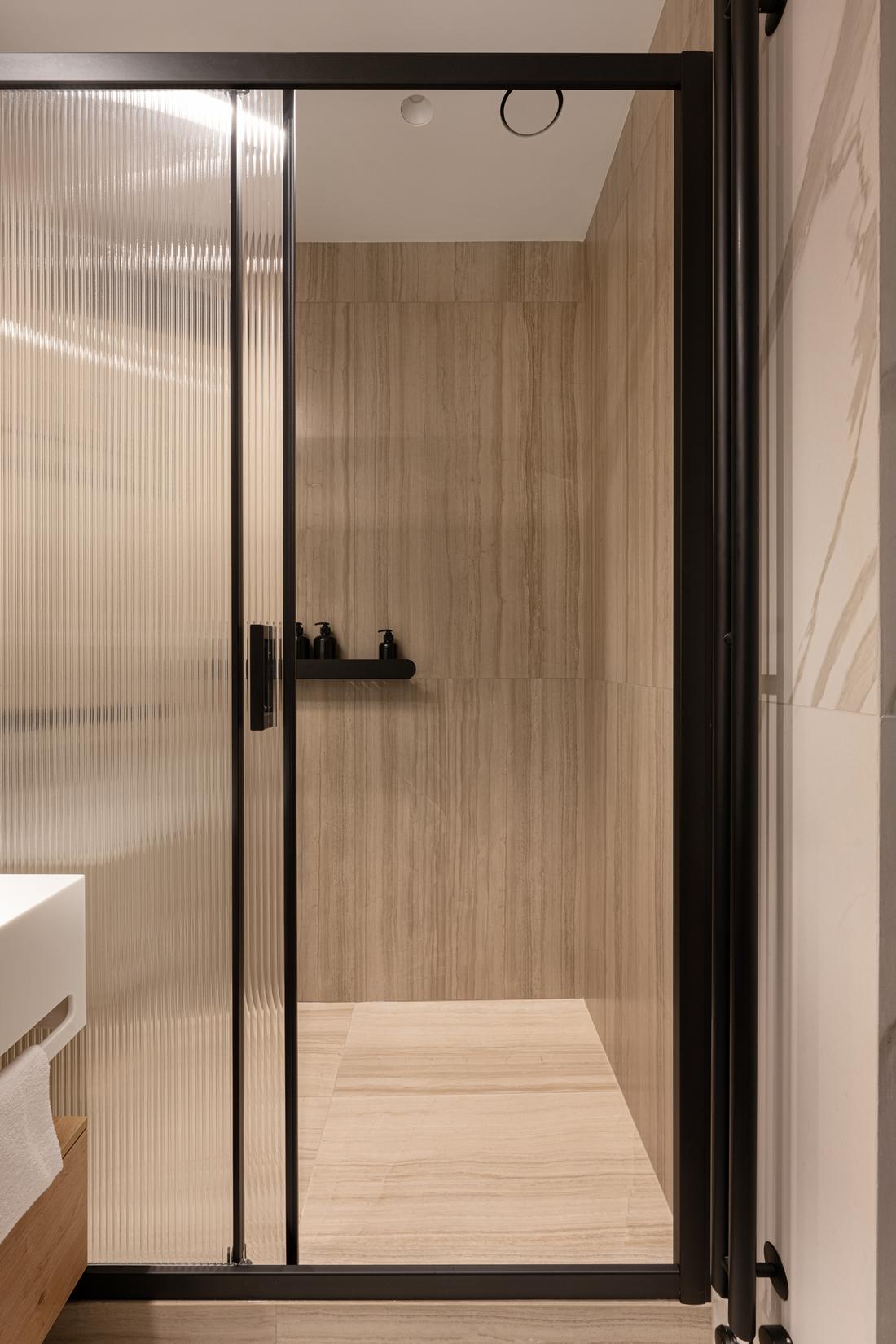 Vizuális zajtól mentes kényelmes, minimalista tér: testvérpár modern otthona Vizuális zajtól mentes kényelmes, minimalista tér: testvérpár modern otthona