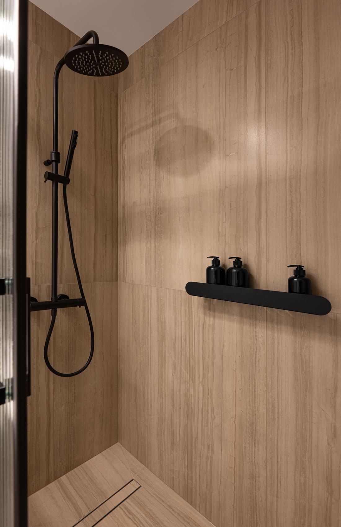 Vizuális zajtól mentes kényelmes, minimalista tér: testvérpár modern otthona Vizuális zajtól mentes kényelmes, minimalista tér: testvérpár modern otthona