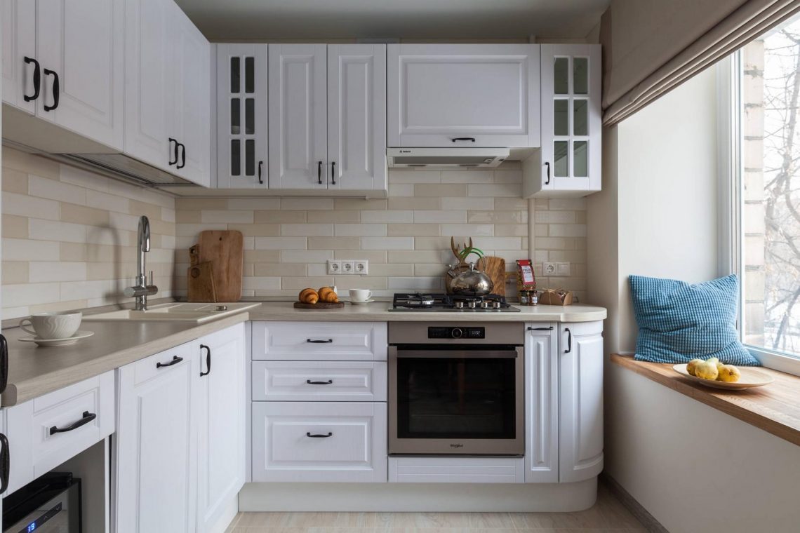 Lekerekített konyhaszekrény front a széles ablakpárkány mellett