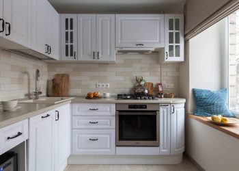 Lekerekített konyhaszekrény front a széles ablakpárkány mellett