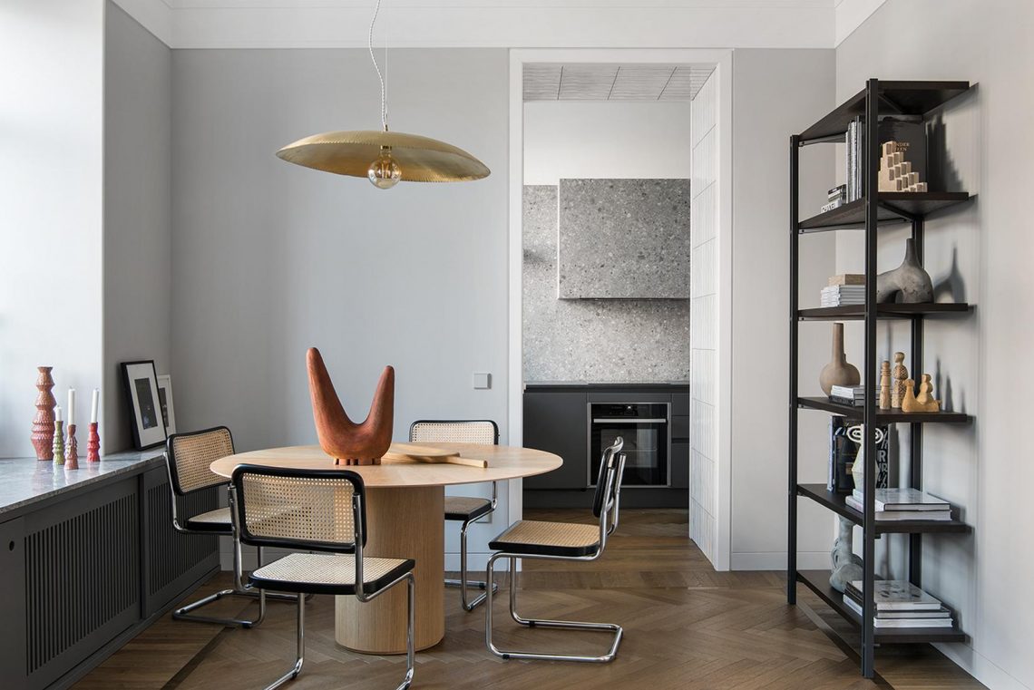 Divatblogger nő lakása, belvárosi hangulat, visszafogott elegancia