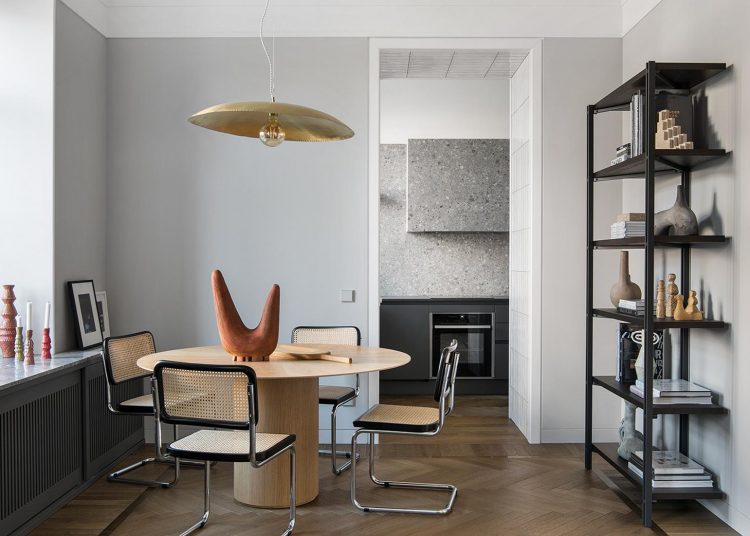 Divatblogger nő lakása, belvárosi hangulat, visszafogott elegancia