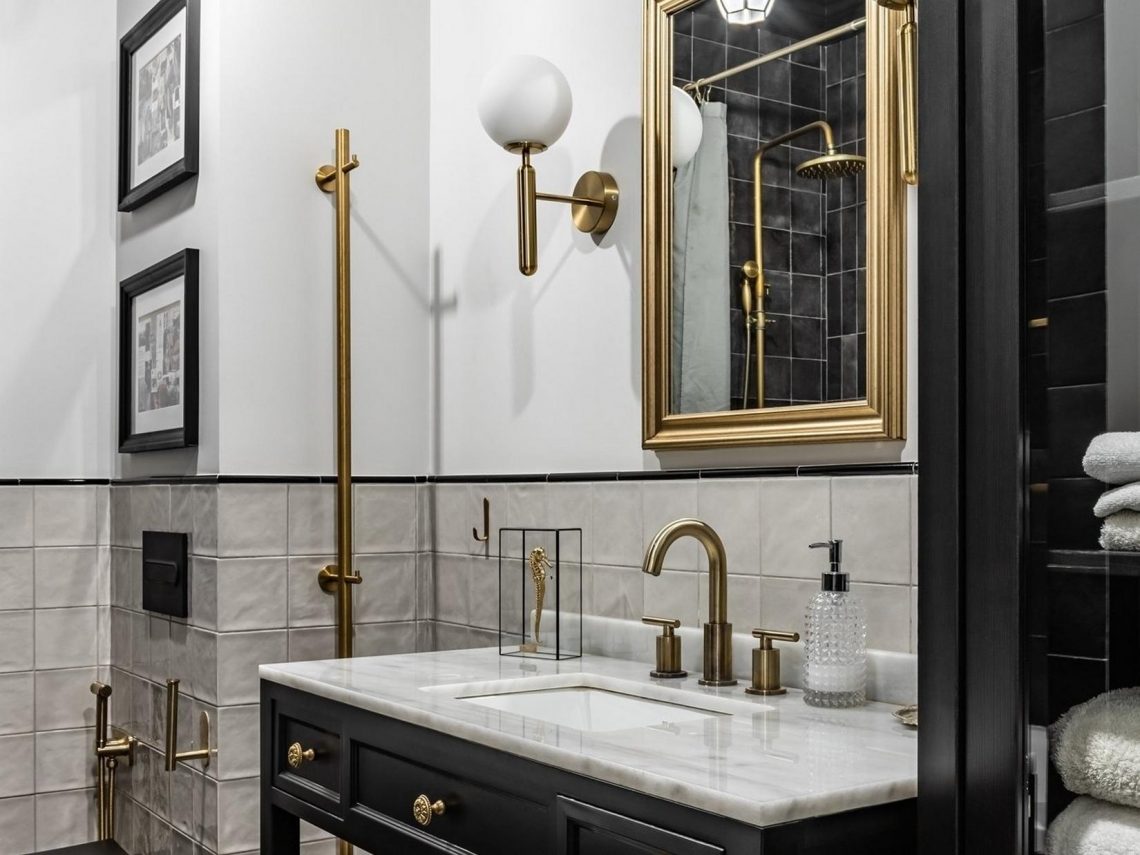 Elegáns és egyedi fekete-fehér fürdőszoba arany csillogással