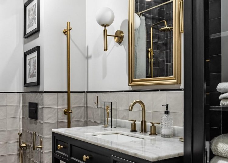 Elegáns és egyedi fekete-fehér fürdőszoba arany csillogással
