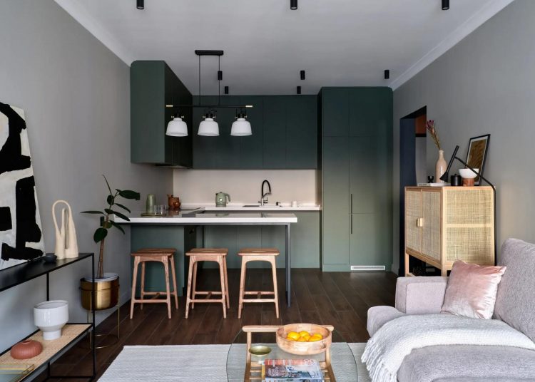 Énektanárnő színes kis lakása könnyed, funkcionális, praktikus elrendezéssel