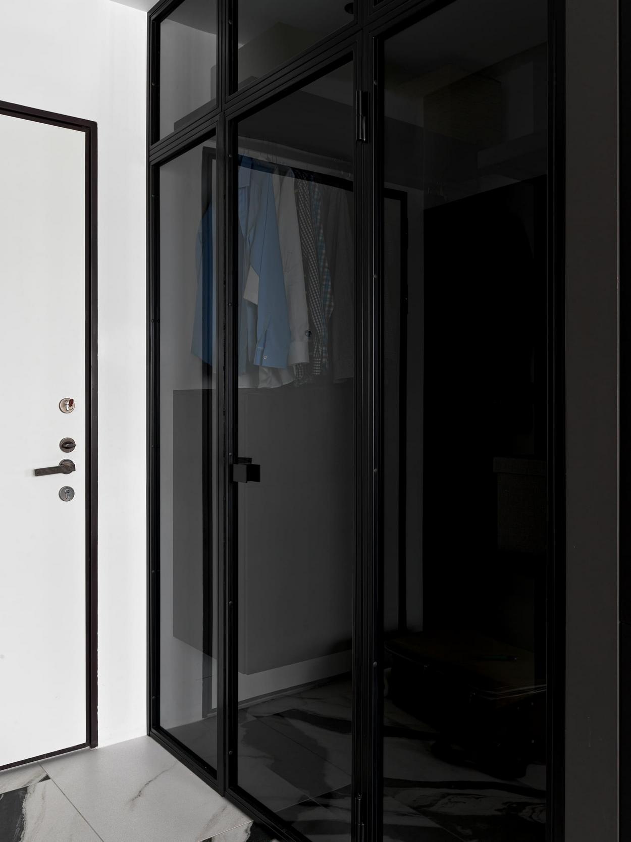 Fekete, fehér, meleg fa és lágy szürke: férfi kényelmes lakása, 36m2 Fekete, fehér, meleg fa és lágy szürke: férfi kényelmes lakása, 36m2