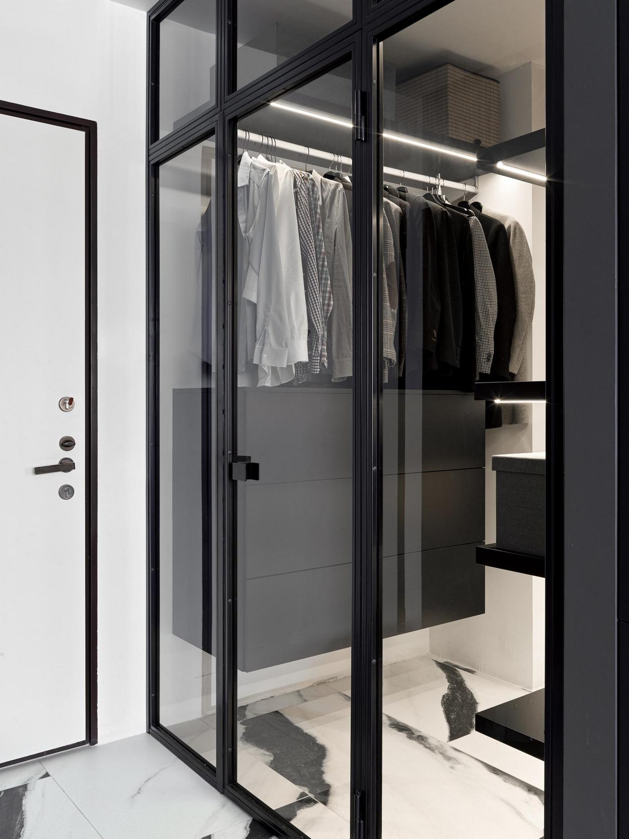 Fekete, fehér, meleg fa és lágy szürke: férfi kényelmes lakása, 36m2 Fekete, fehér, meleg fa és lágy szürke: férfi kényelmes lakása, 36m2