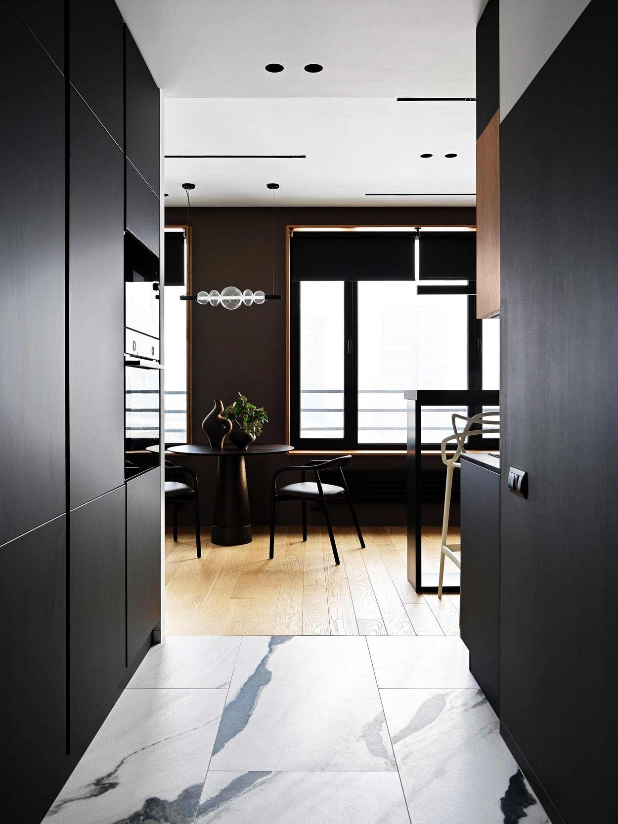 Fekete, fehér, meleg fa és lágy szürke: férfi kényelmes lakása, 36m2 Fekete, fehér, meleg fa és lágy szürke: férfi kényelmes lakása, 36m2