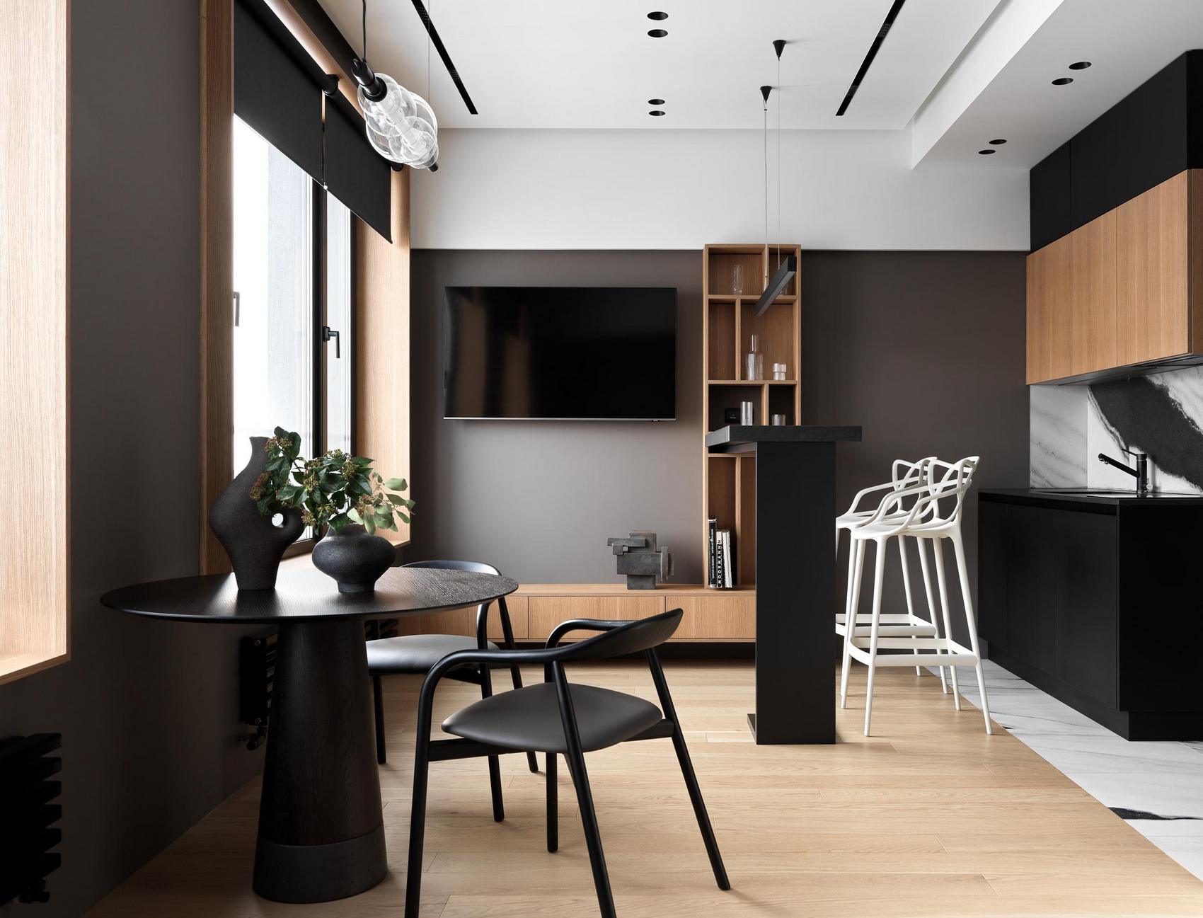 Fekete, fehér, meleg fa és lágy szürke: férfi kényelmes lakása, 36m2 Fekete, fehér, meleg fa és lágy szürke: férfi kényelmes lakása, 36m2