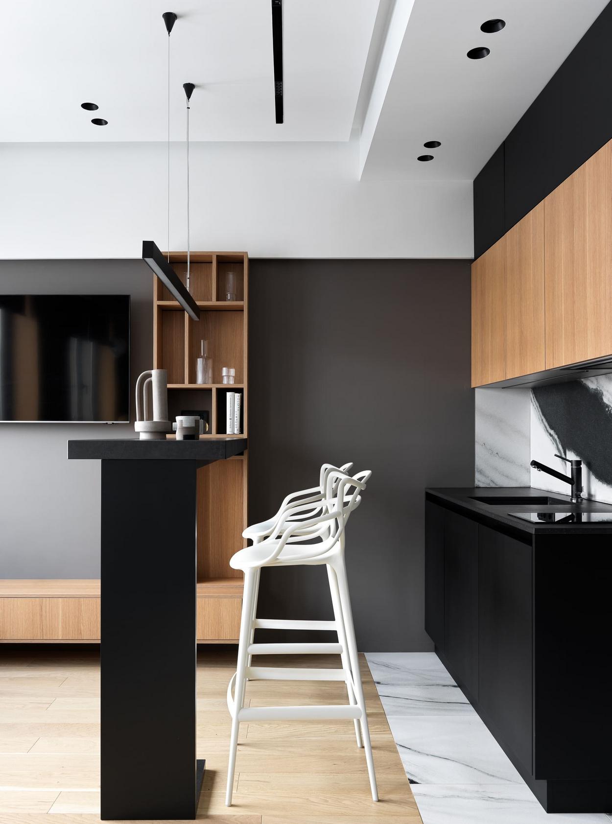 Fekete, fehér, meleg fa és lágy szürke: férfi kényelmes lakása, 36m2 Fekete, fehér, meleg fa és lágy szürke: férfi kényelmes lakása, 36m2