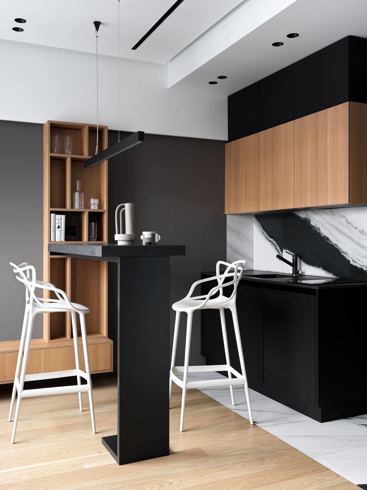 Fekete, fehér, meleg fa és lágy szürke: férfi kényelmes lakása, 36m2 Fekete, fehér, meleg fa és lágy szürke: férfi kényelmes lakása, 36m2