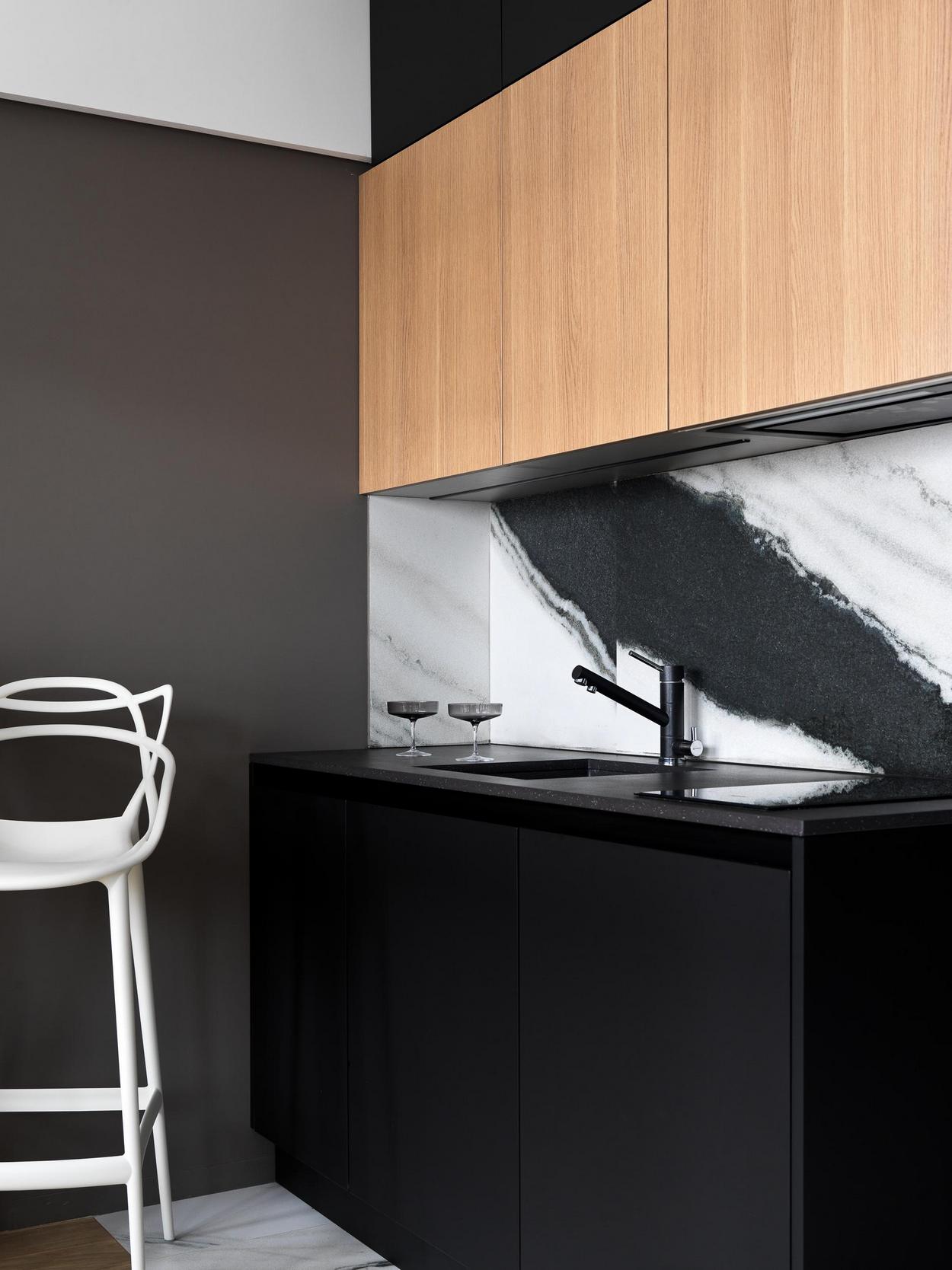 Fekete, fehér, meleg fa és lágy szürke: férfi kényelmes lakása, 36m2 Fekete, fehér, meleg fa és lágy szürke: férfi kényelmes lakása, 36m2