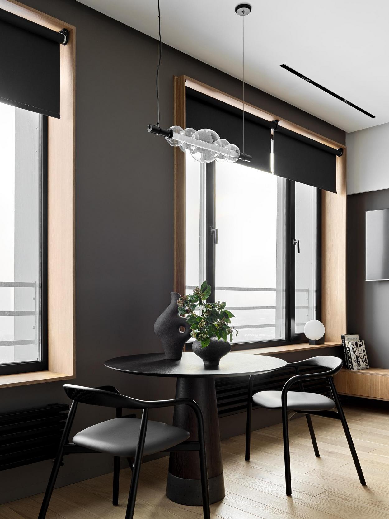 Fekete, fehér, meleg fa és lágy szürke: férfi kényelmes lakása, 36m2 Fekete, fehér, meleg fa és lágy szürke: férfi kényelmes lakása, 36m2