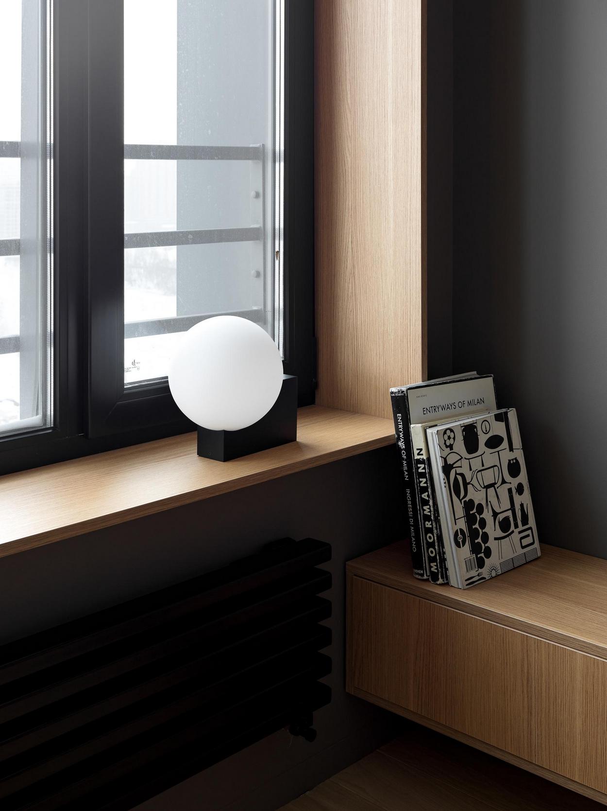 Fekete, fehér, meleg fa és lágy szürke: férfi kényelmes lakása, 36m2 Fekete, fehér, meleg fa és lágy szürke: férfi kényelmes lakása, 36m2