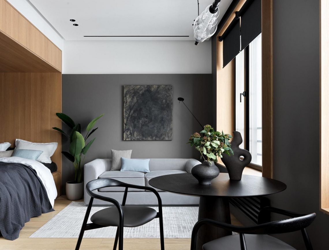 Fekete, fehér, meleg fa és lágy szürke: férfi kényelmes lakása, 36m2