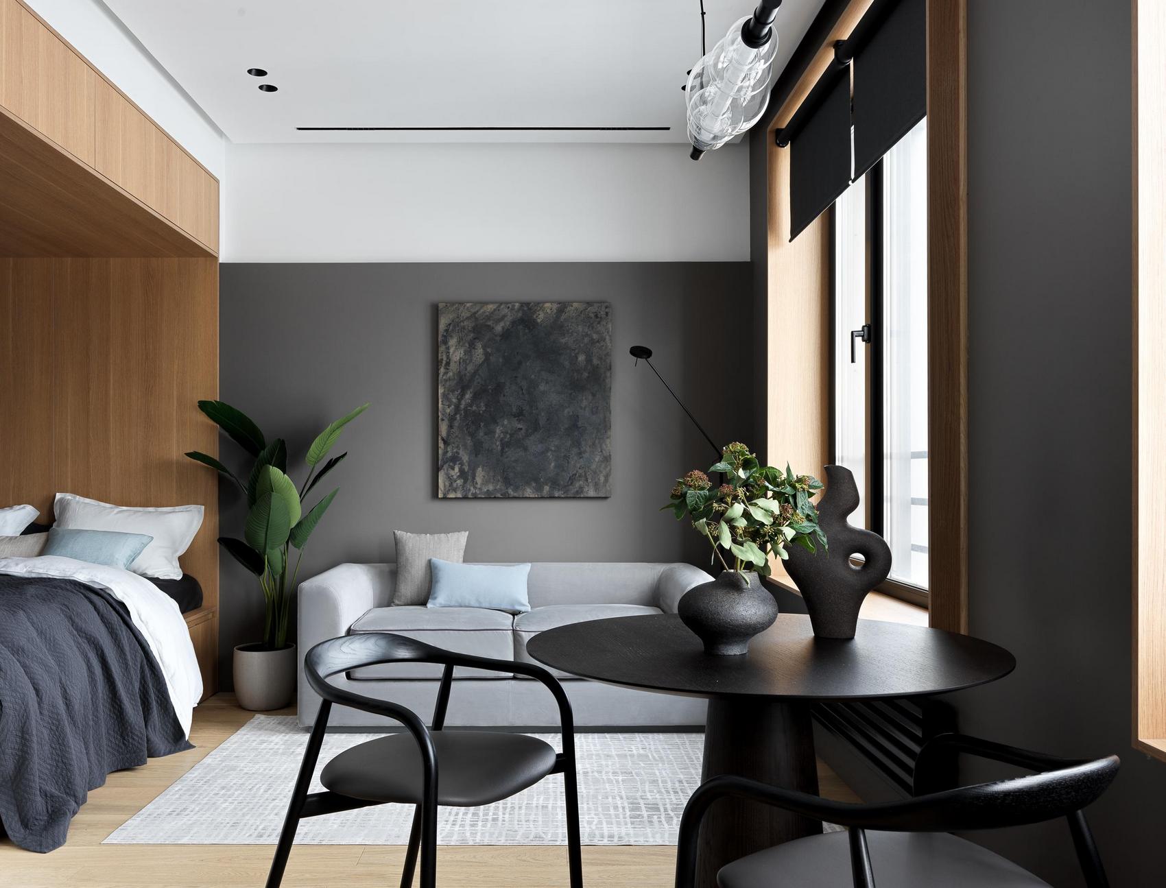 Fekete, fehér, meleg fa és lágy szürke: férfi kényelmes lakása, 36m2 Fekete, fehér, meleg fa és lágy szürke: férfi kényelmes lakása, 36m2