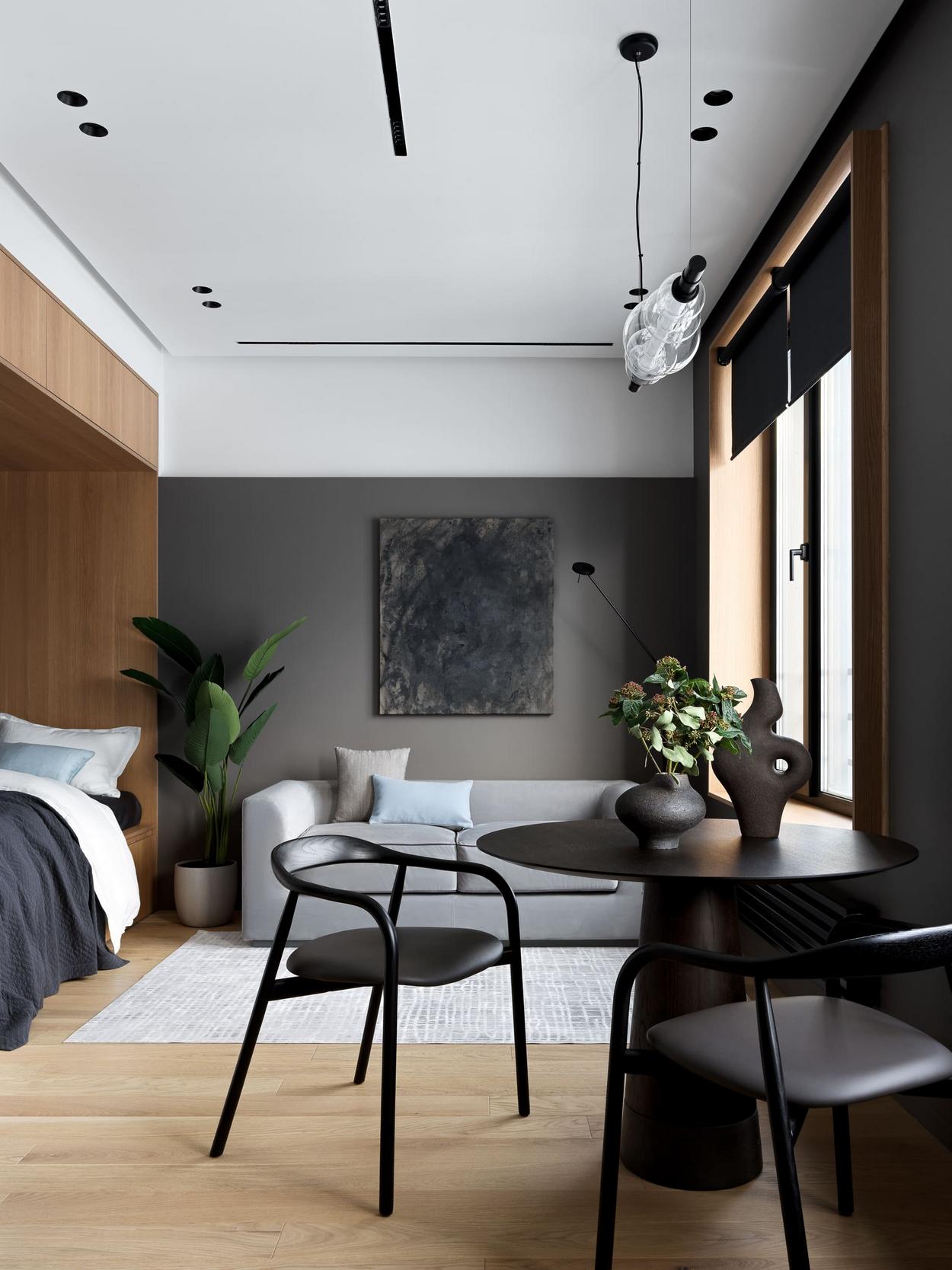 Fekete, fehér, meleg fa és lágy szürke: férfi kényelmes lakása, 36m2 Fekete, fehér, meleg fa és lágy szürke: férfi kényelmes lakása, 36m2