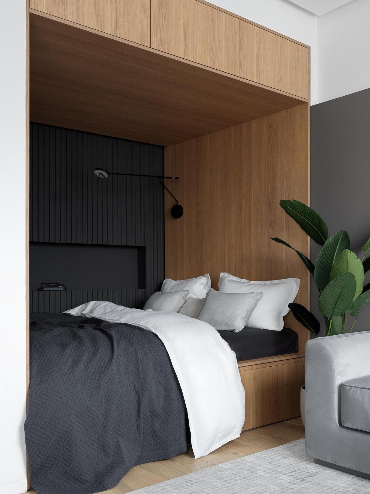 Fekete, fehér, meleg fa és lágy szürke: férfi kényelmes lakása, 36m2 Fekete, fehér, meleg fa és lágy szürke: férfi kényelmes lakása, 36m2