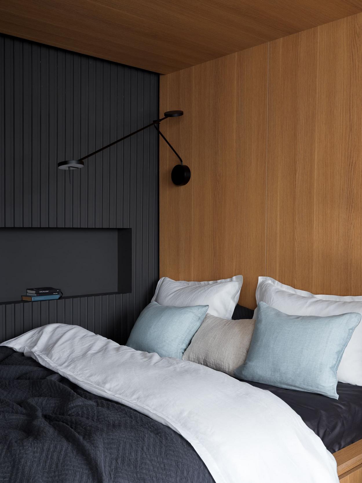 Fekete, fehér, meleg fa és lágy szürke: férfi kényelmes lakása, 36m2 Fekete, fehér, meleg fa és lágy szürke: férfi kényelmes lakása, 36m2