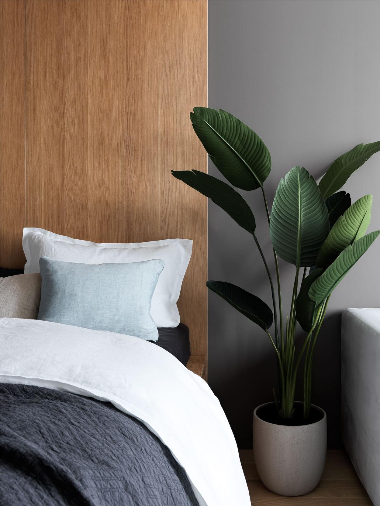 Fekete, fehér, meleg fa és lágy szürke: férfi kényelmes lakása, 36m2 Fekete, fehér, meleg fa és lágy szürke: férfi kényelmes lakása, 36m2