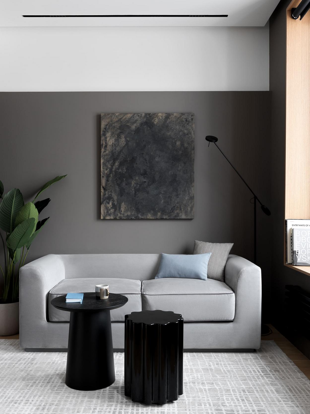 Fekete, fehér, meleg fa és lágy szürke: férfi kényelmes lakása, 36m2 Fekete, fehér, meleg fa és lágy szürke: férfi kényelmes lakása, 36m2